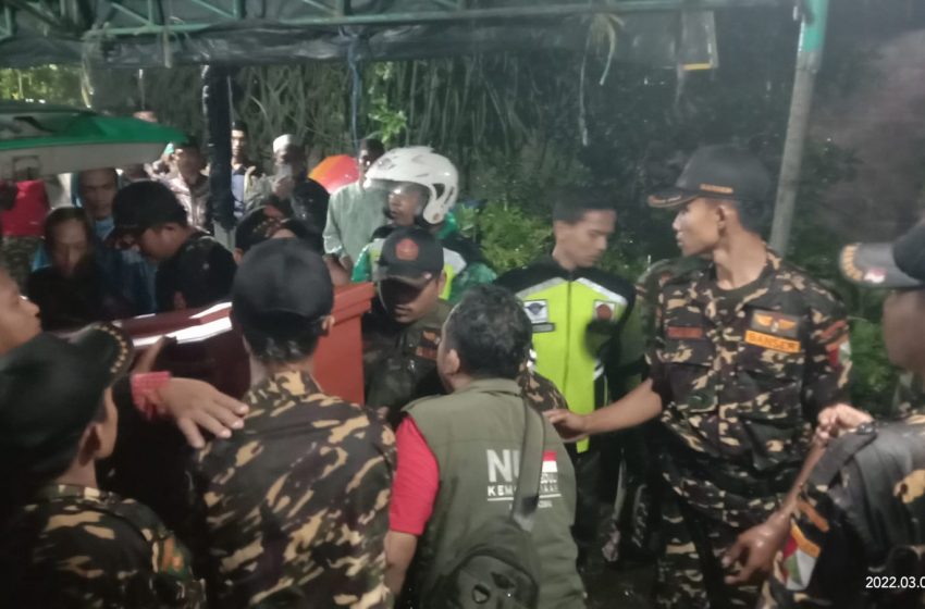  Ratusan Banser Sambut Kedatangan Jenazah Sekretaris GP Ansor Ngronggot