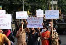 Demonstrasi damai di Myanmar pasca kudeta militer 2021 dihadapi dengan kekerasan oleh aparat keamanan, menunjukkan isu HAM di Myanmar yang semakin memburuk