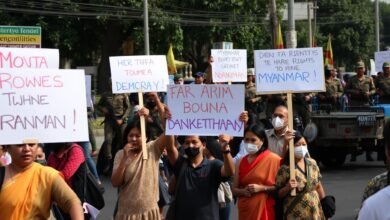 Demonstrasi damai di Myanmar pasca kudeta militer 2021 dihadapi dengan kekerasan oleh aparat keamanan, menunjukkan isu HAM di Myanmar yang semakin memburuk